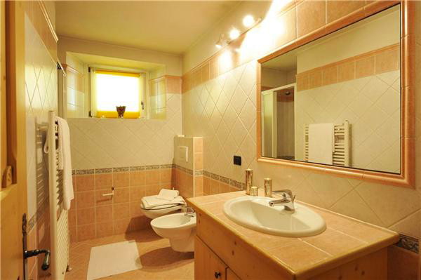 Groot wintersport appartement met sauna op 50 m van skilift in Italie Badkamer Hout Natuursteen ~ Groot wintersport appartement met sauna op 50 m van skilift in Italie